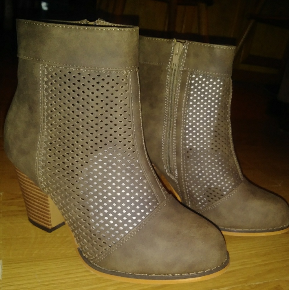 šNUBUCK PERFORATED WOMEN'S BOOTIE - Picture 4 of 8